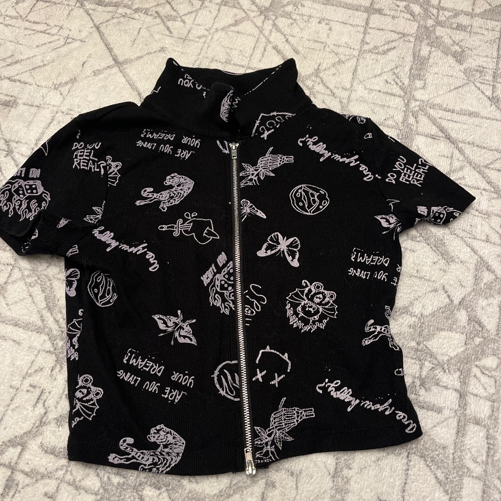 black zipped up t shirt